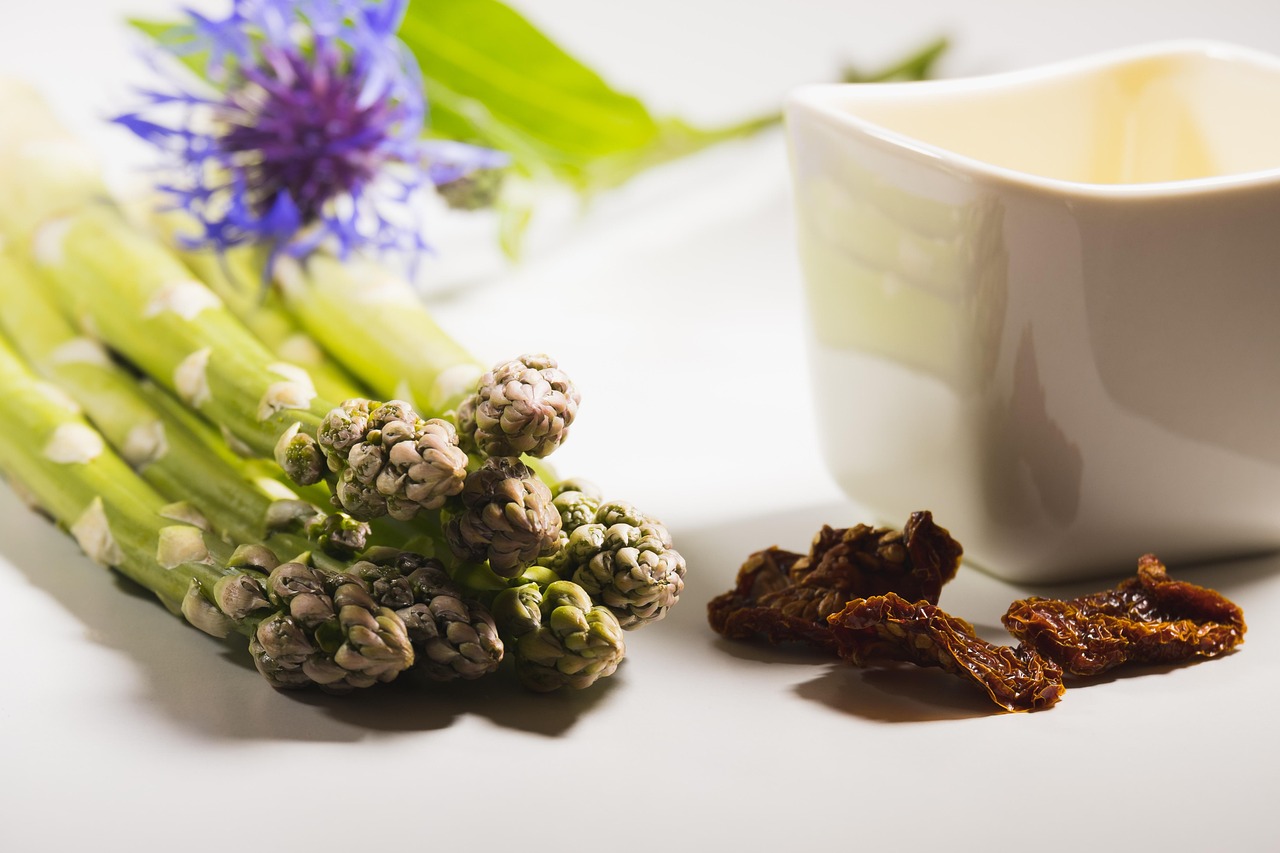 Risotto agli asparagi cremoso, decorato con asparagi freschi e una spolverata di parmigiano.