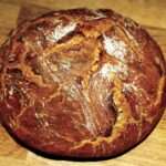 Pane fatto in casa senza impasto, crosta dorata e morbida mollica visibile.