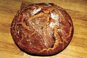 Pane fatto in casa senza impasto, crosta dorata e morbida mollica visibile.