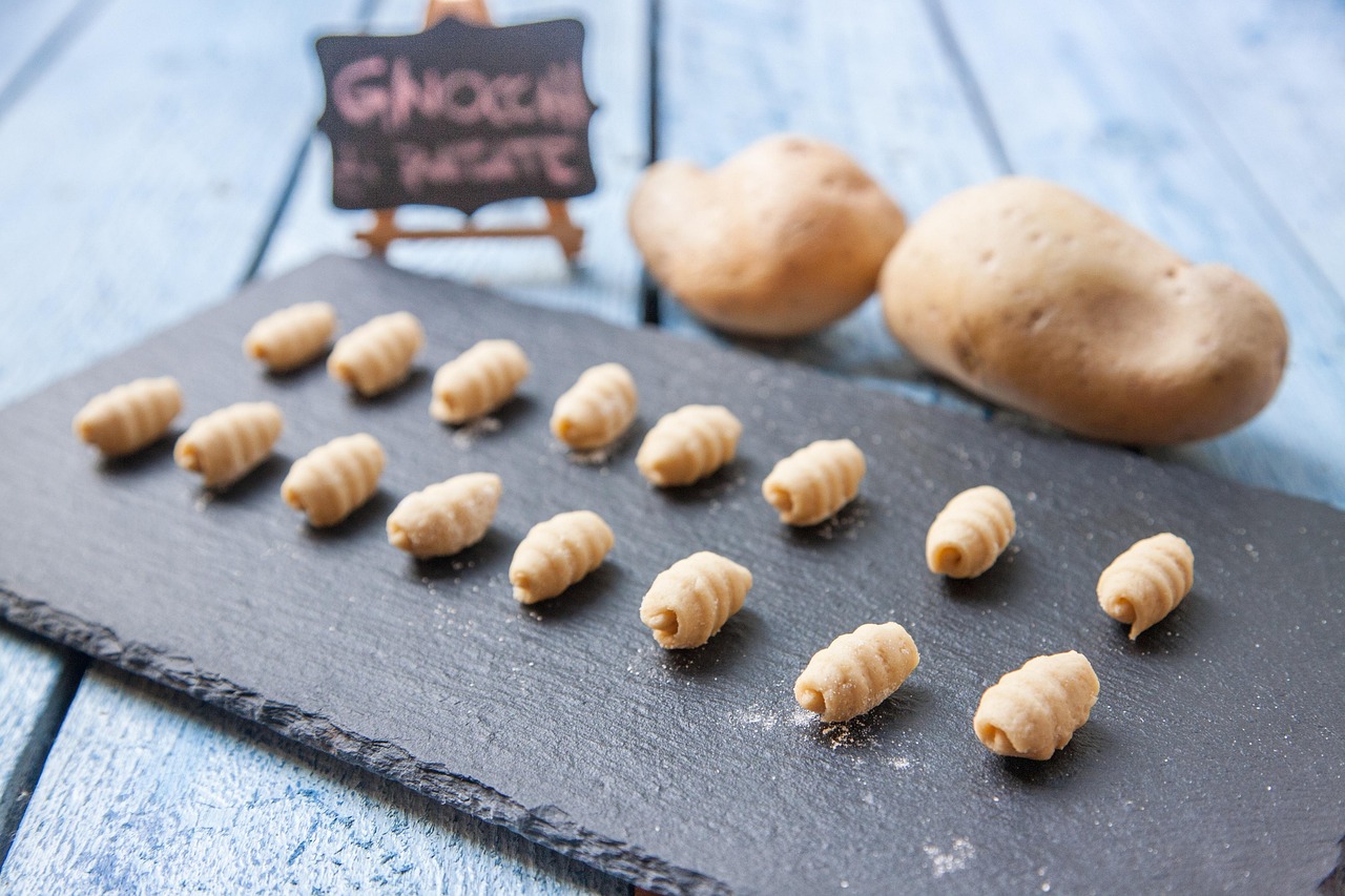 Gnocchi di patate fatti in casa, freschi e morbidi, pronti per essere serviti.