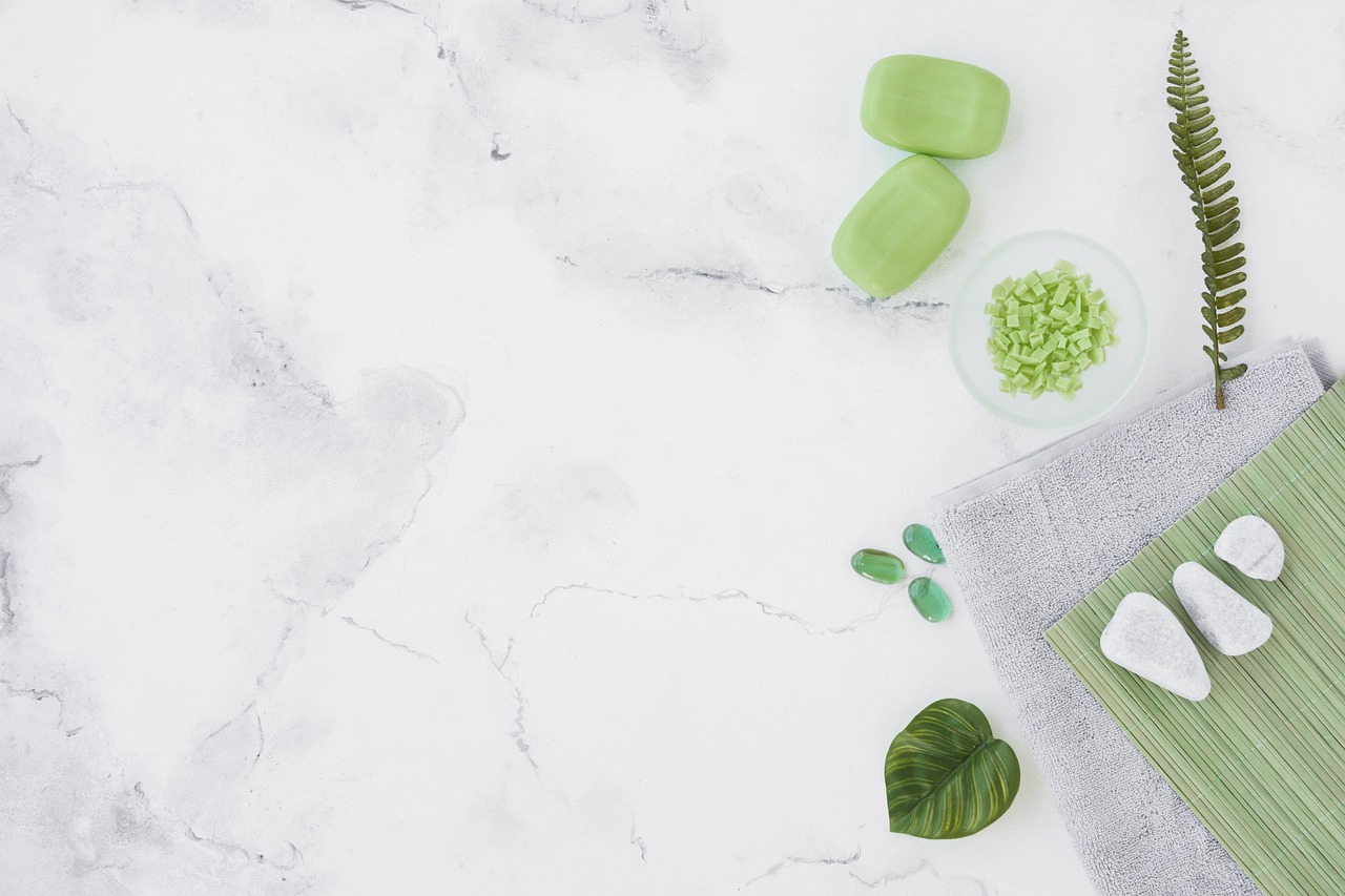 Tecniche naturali per lucidare il marmo senza danneggiarlo in un ambiente domestico.