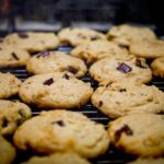 Biscotti della nonna appena sfornati su un piatto, con decorazioni di zucchero a velo.