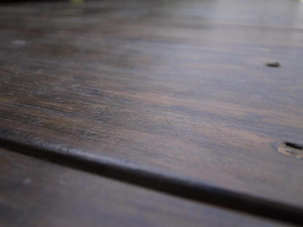 Il trucco infallibile per ridare vita al legno rovinato dal tempo