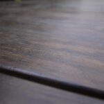 Legno rovinato prima e dopo il restauro con prodotti naturali.