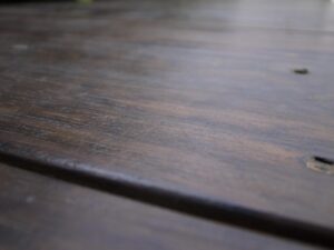 Legno rovinato prima e dopo il restauro con prodotti naturali.