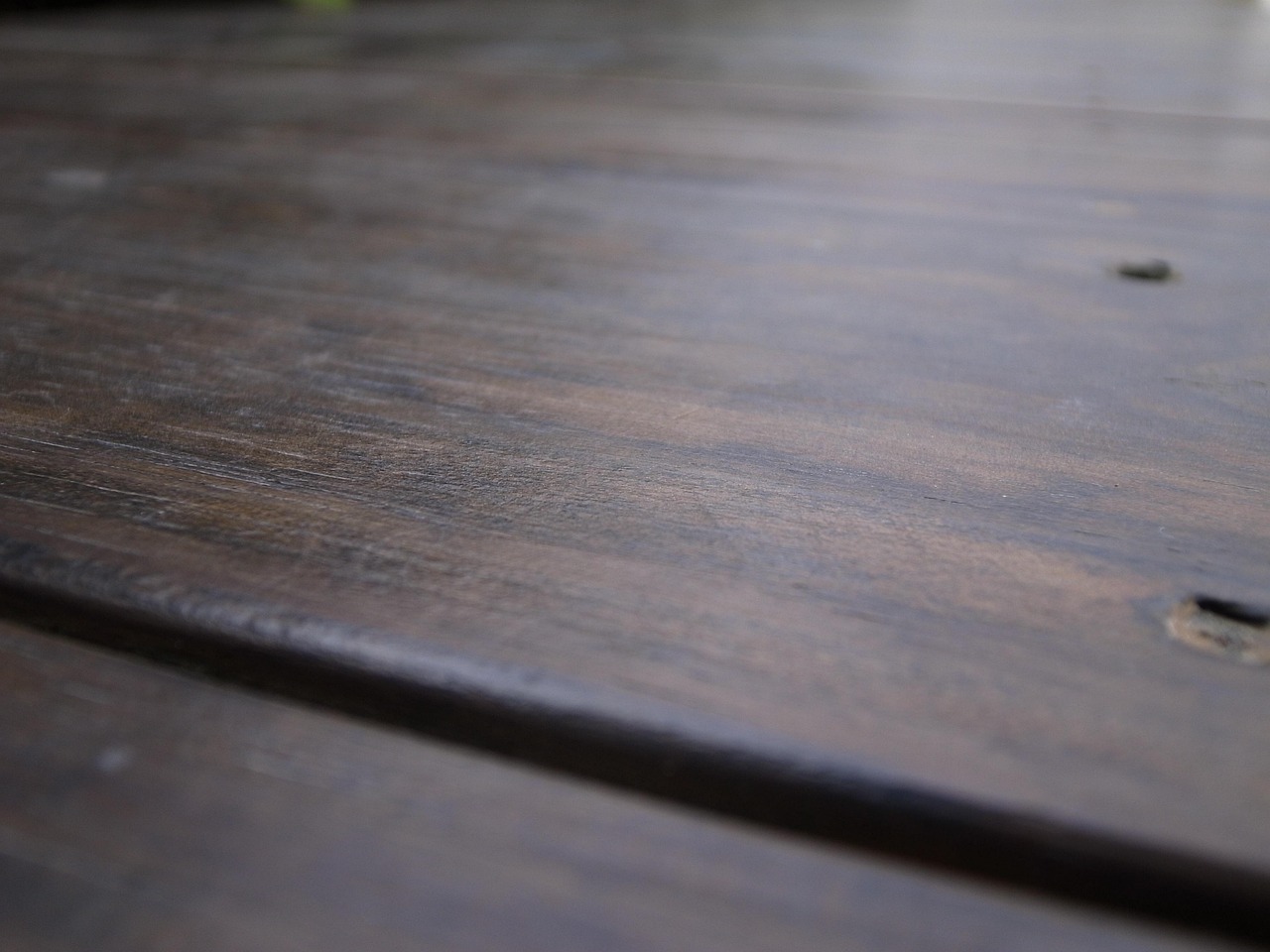 Legno rovinato prima e dopo il restauro con prodotti naturali.