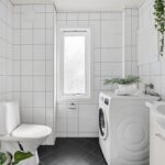 Piastrelle del bagno bianche e lucide, pulite con metodo naturale della nonna.