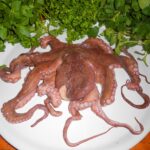 Polpo cotto alla perfezione, tenero e succulento, pronto per essere servito.