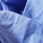 Progetto di cucito creativo con vecchie lenzuola trasformate in accessori colorati.