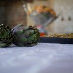 Padellata di carciofi alla romanesca pronta da servire, con erbe aromatiche e spezie.