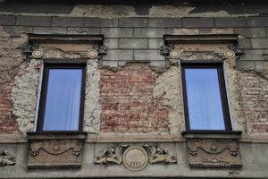 Immagine di una casa al piano terra con muri trattati contro l'umidità e soluzioni di isolamento visibili.