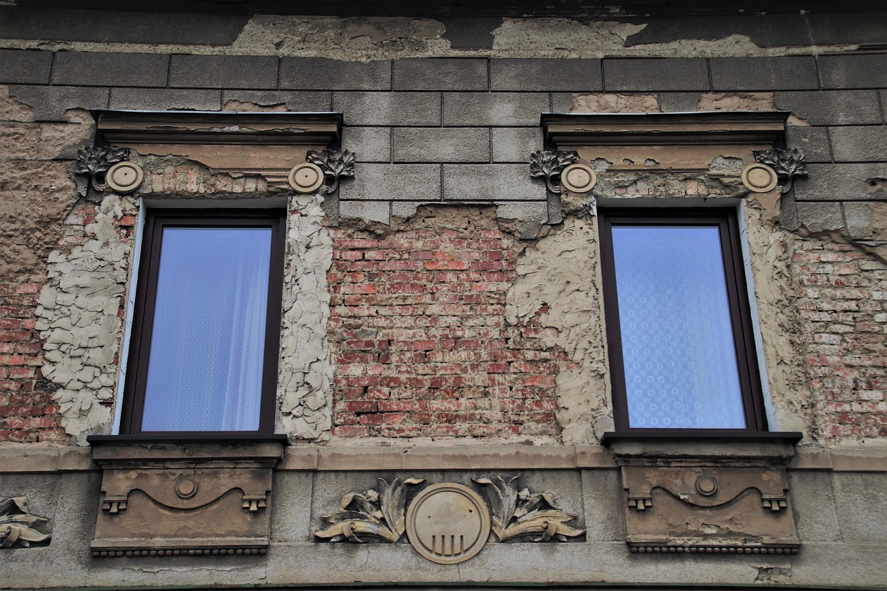 Immagine di una casa al piano terra con muri trattati contro l'umidità e soluzioni di isolamento visibili.