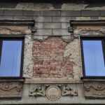 Muri danneggiati dall'umidità di risalita con segni di muffa e deterioramento.