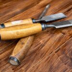 Legno rovinato prima e dopo il restauro con un ingrediente domestico.