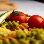Pasta al pomodoro servita in un piatto, con pomodori freschi e basilico, simbolo di una dieta equilibrata.