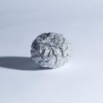 Pallina di stagnola in lavatrice, per illustrare il sorprendente effetto sul bucato.