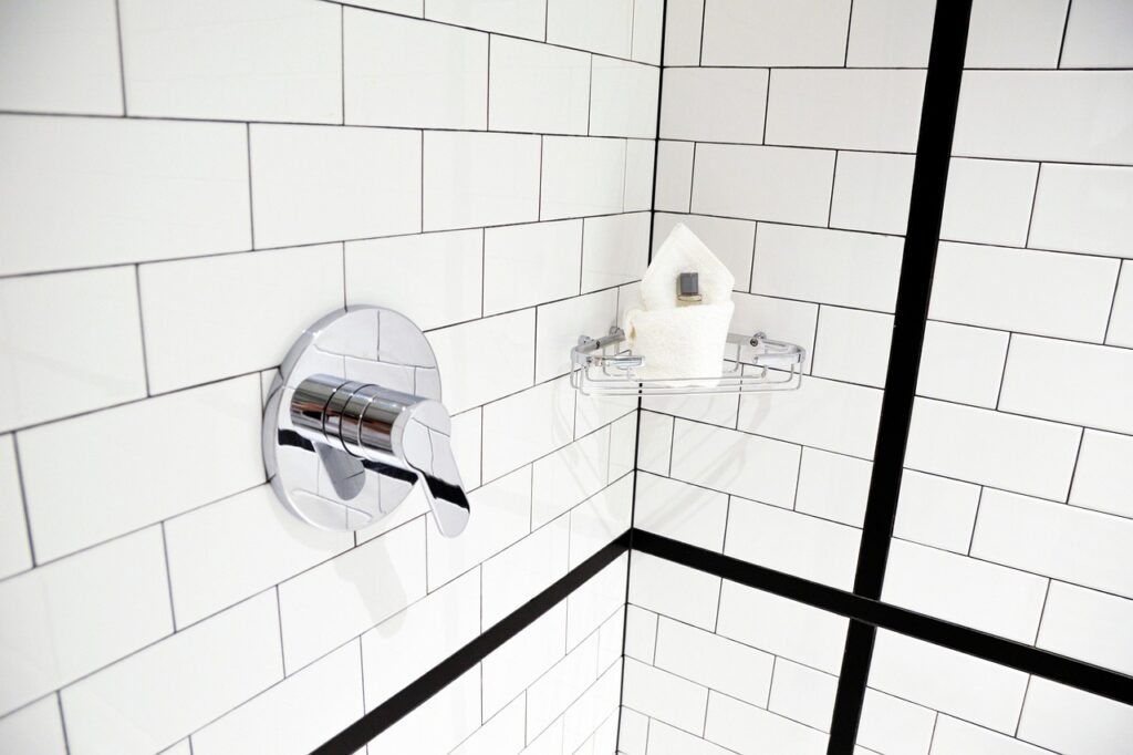 Dici addio ai porta-shampoo brutti in bagno: ecco la soluzione di design che cambia tutto