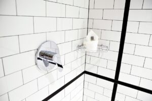 Porta-shampoo di design elegante e moderno per un bagno ordinato e raffinato.