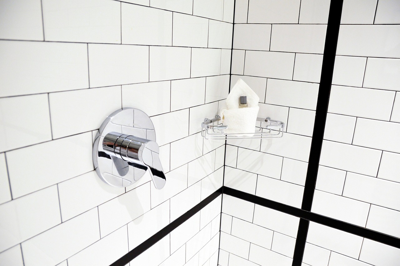 Porta-shampoo di design elegante e moderno per un bagno ordinato e raffinato.