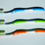 Spazzolini da denti disinfettati con metodi naturali, pronti per l'uso.