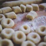 Gnocchi di patate freschi su un piano di lavoro, pronti per essere cucinati.