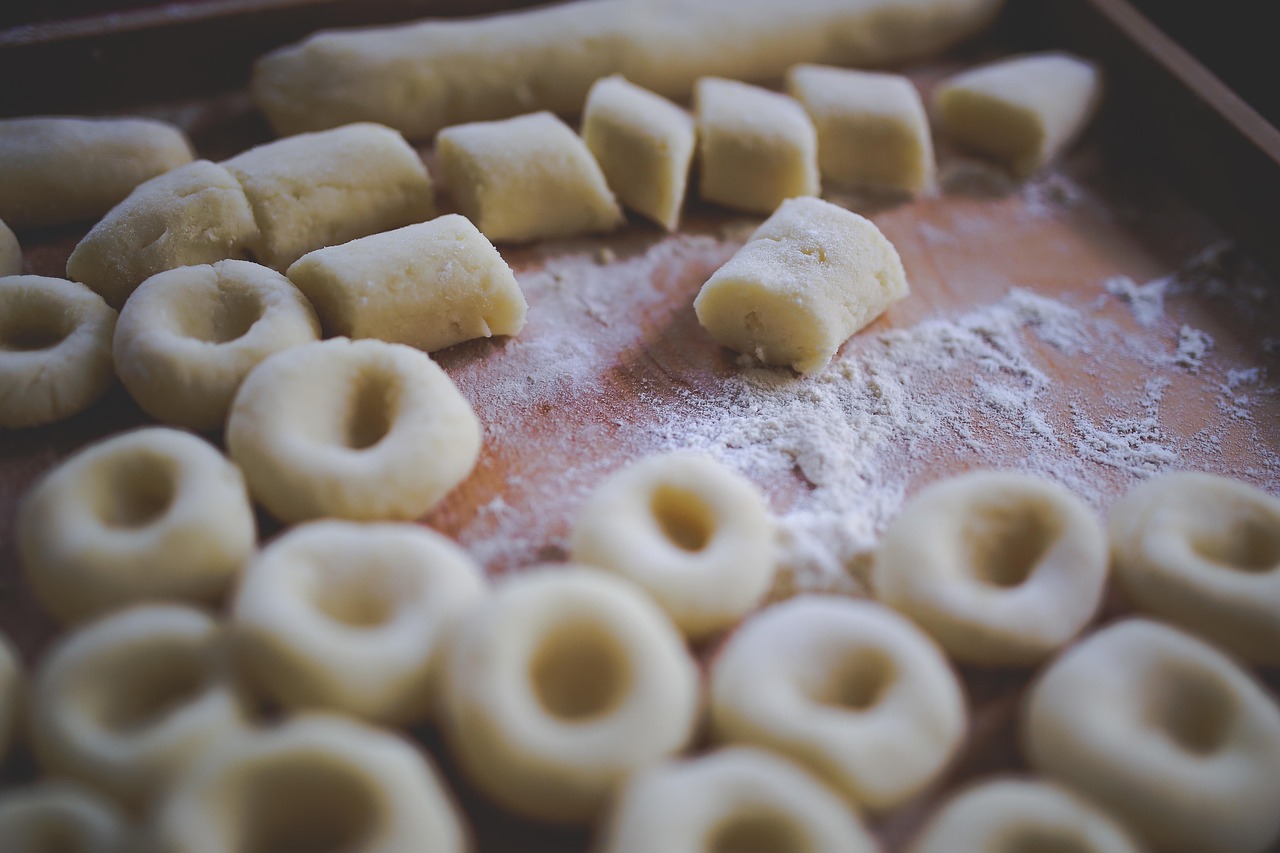 Gnocchi di patate freschi su un piano di lavoro, pronti per essere cucinati.