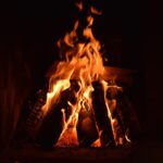 Riscaldamento a legna in casa: impatti e rischi per 15 milioni di italiani dal 2026.