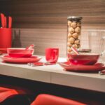 Vestri splendente in cucina con ingredienti freschi e una bacinella piena di prelibatezze notturne.