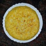 Frittata alta e soffice appena sfornata, con una doratura perfetta e ingredienti freschi.