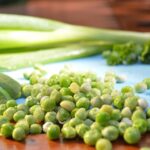 Piselli surgelati in una pentola sul fuoco, pronti per essere cotti con un trucco speciale.
