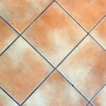 Fughe tra le piastrelle pulite con metodo naturale, senza uso di candeggina.