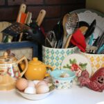 Cinque oggetti disordinati, simbolo di una casa non organizzata, su uno sfondo disordinato.