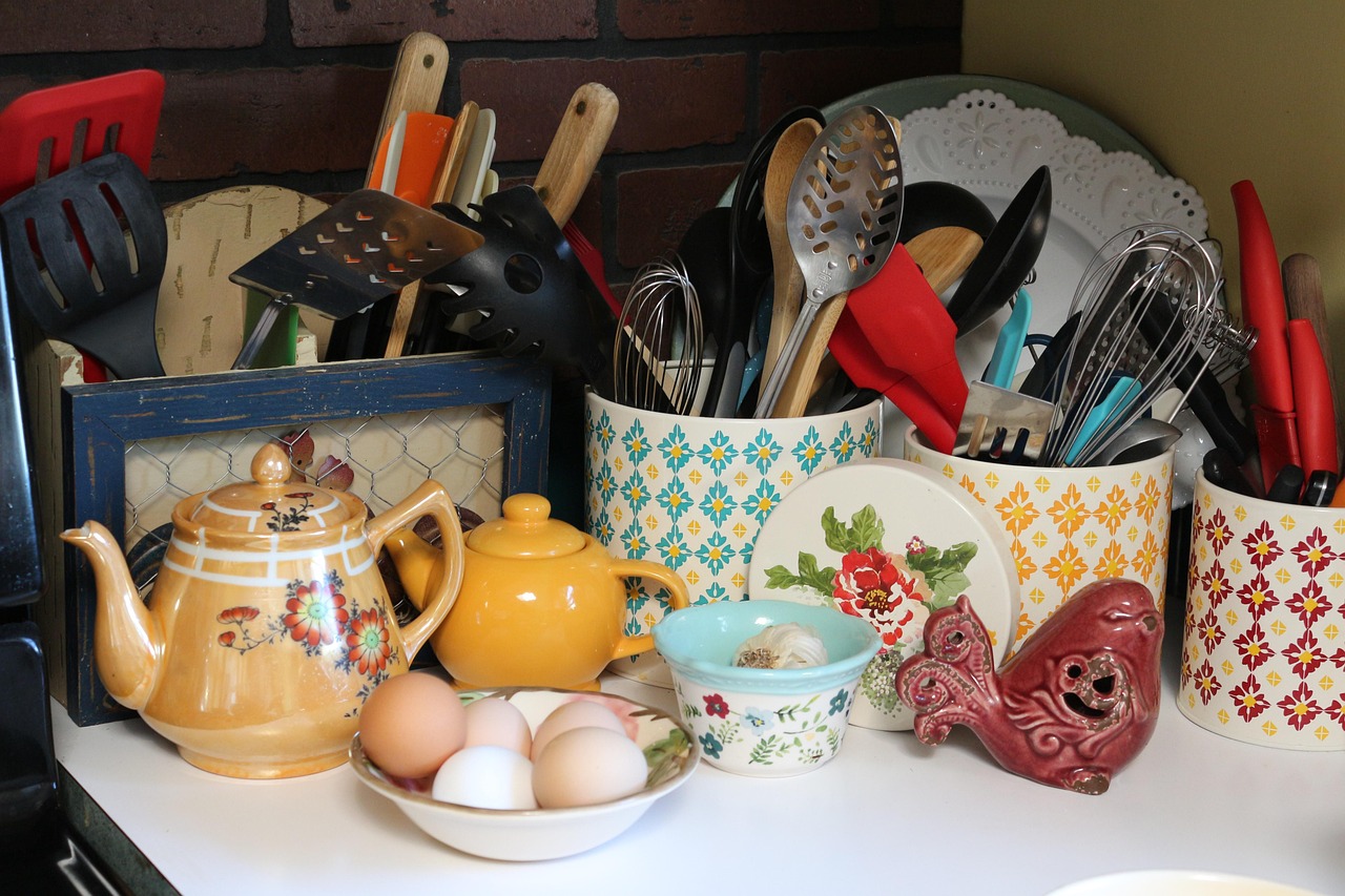 Cinque oggetti disordinati, simbolo di una casa non organizzata, su uno sfondo disordinato.