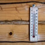 Immagine di un tecnico che applica materiale isolante su una parete per prevenire umidità e muffa.