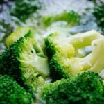 Broccoli freschi in una pentola, pronti per essere cotti secondo il trucco della nonna per preservare il sulforafano.