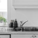 Lavandino pulito e splendente con prodotti naturali, pronto per un utilizzo quotidiano.