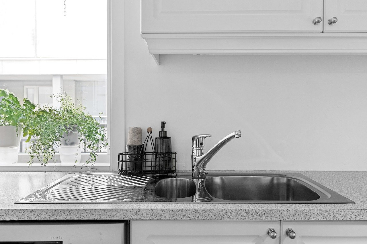 Lavandino pulito e splendente con prodotti naturali, pronto per un utilizzo quotidiano.