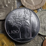 Moneta da 500 lire d'argento degli anni '60 su sfondo neutro, simbolo di un possibile tesoro domestico.