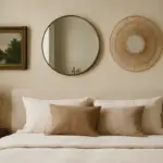 Cosa appendere sopra il letto? Le alternative chic che cambiano subito l’ambiente